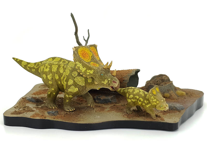 Chasmosaurus mit Jungtier, Dinosaurier Modell von Tamiya