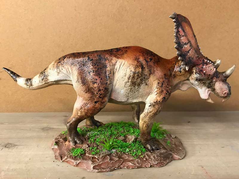 Chasmosaurus rot-braun, Dinosaurier Modell von Sean Cooper